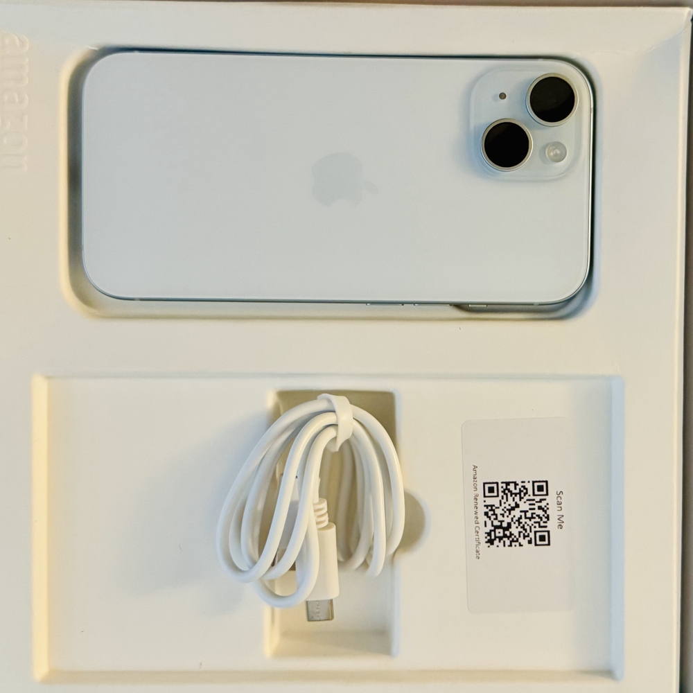 Apple iPhone 15 in Classic White - 128 GB